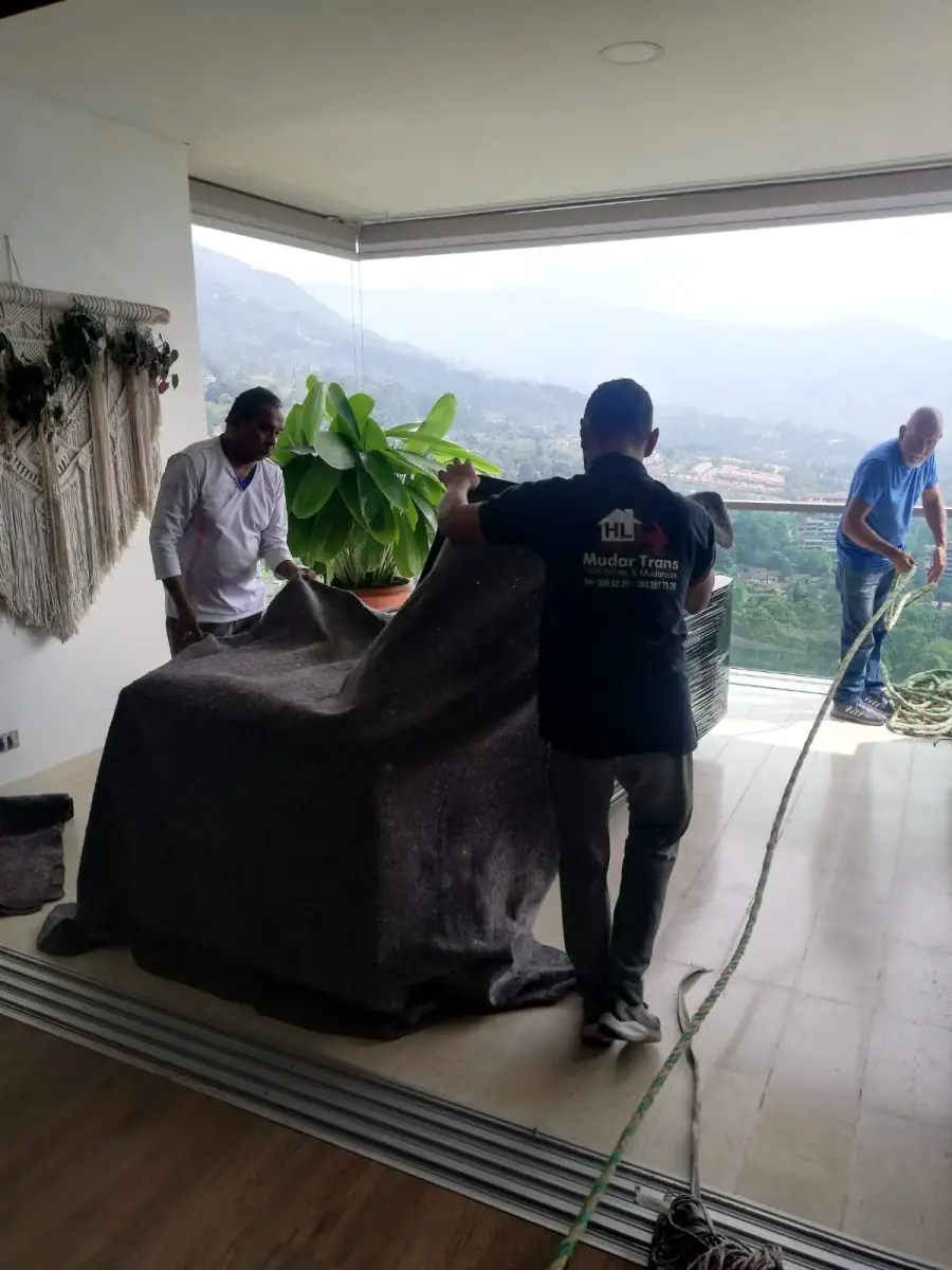 Muebles protegidos con manta de algodón dentro del camión