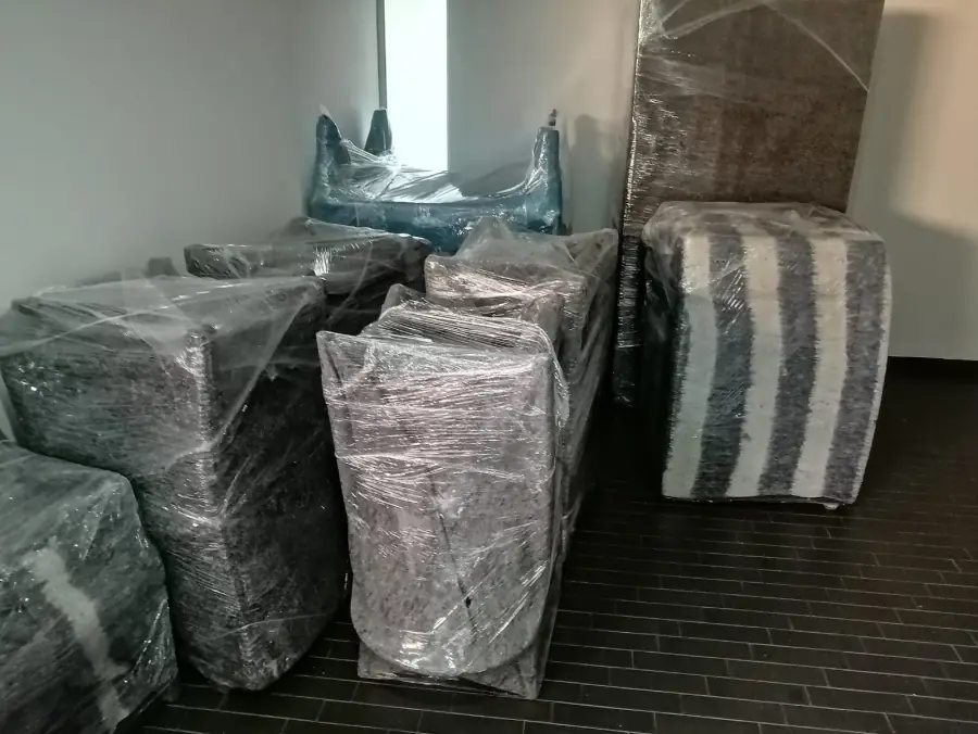 Sillas de comedor embaladas para un trasteo en Medellín